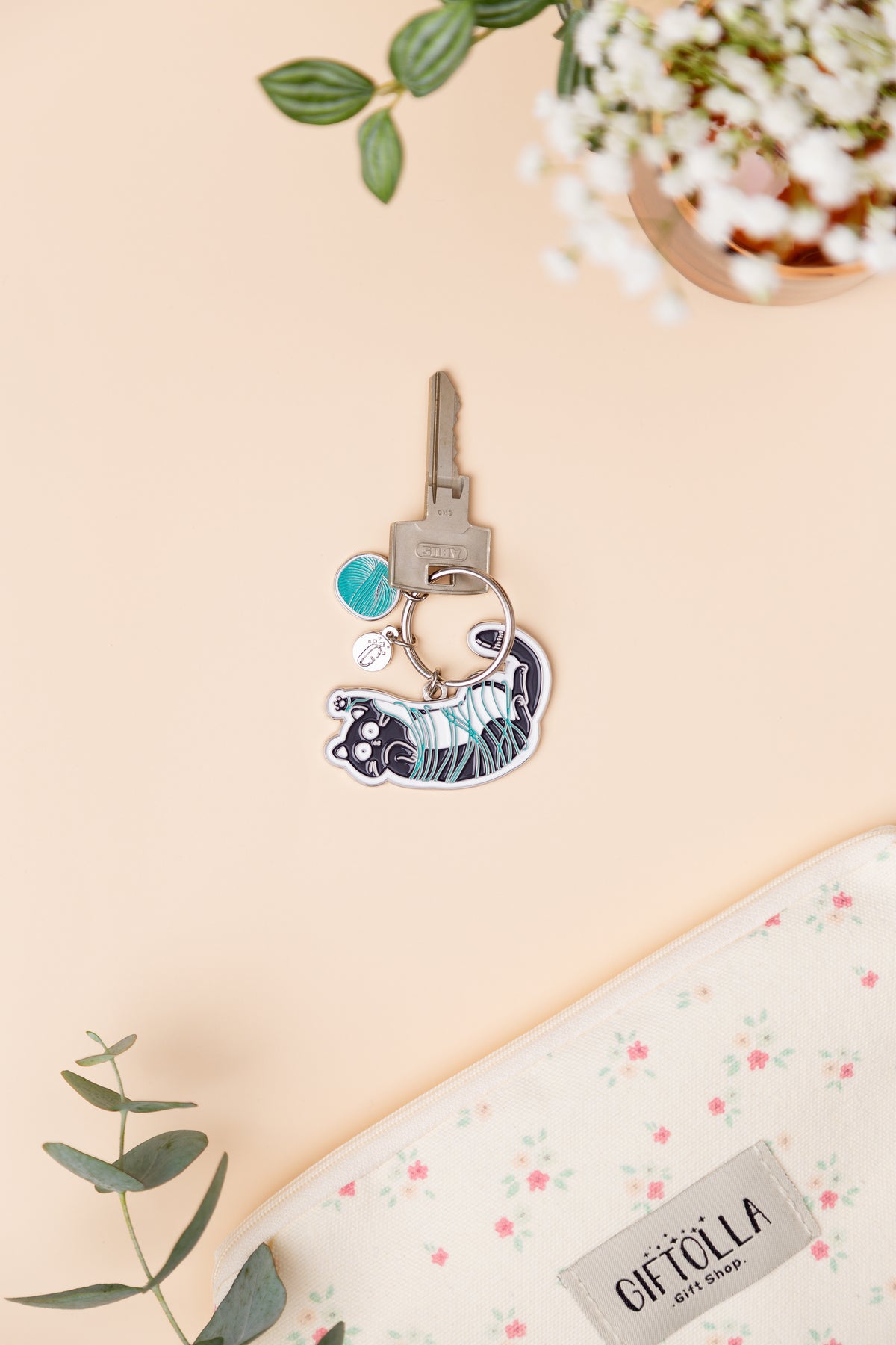 Cat keychain by Giftolla, funny tangled yarn cat keychain